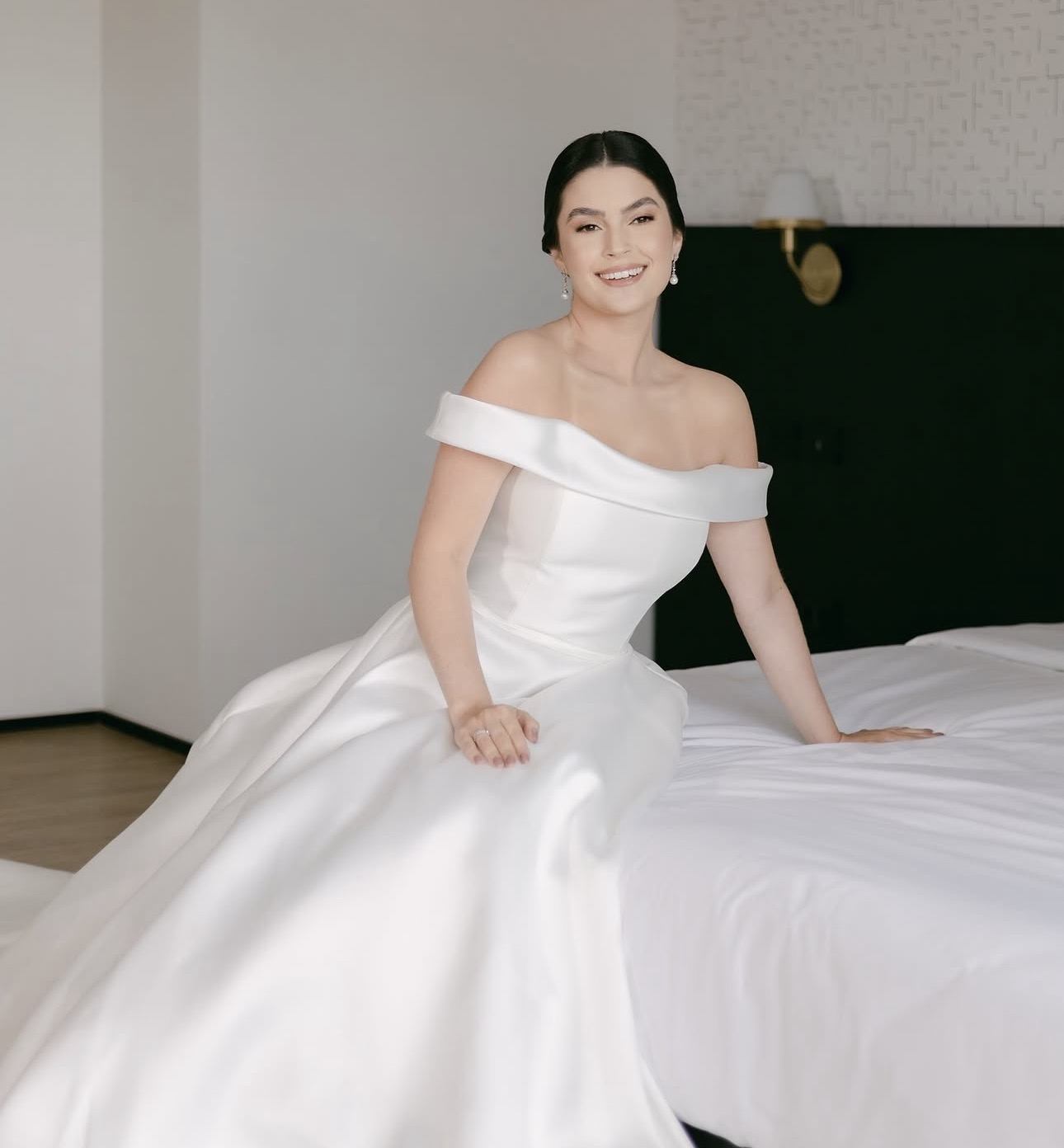 Noiva com maquiagem clássica e vestido tomara-que-caia branco