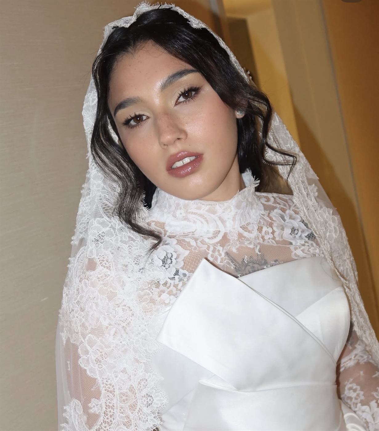 Noiva com penteado e maquiagem para casamento, usando véu de renda