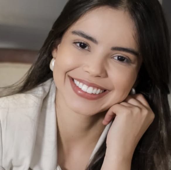 Retrato de Yá, maquiadora especialista em noivas